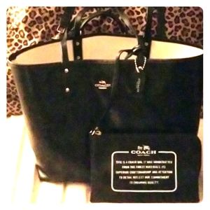 Reversible coach tote